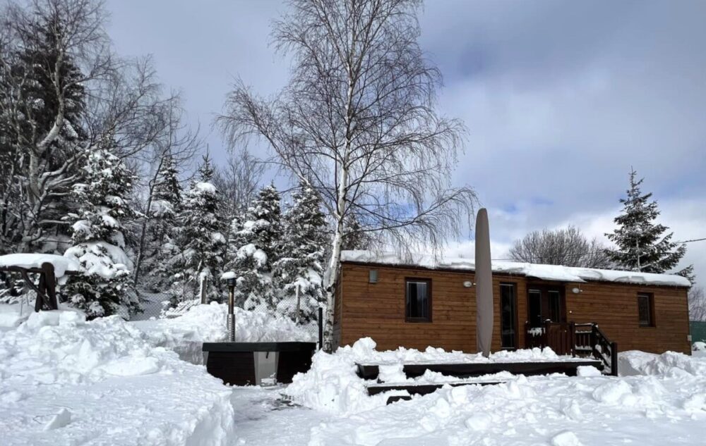 Drevený celoročný mobilný dom Super Arktik v zasneženej krajine so zateplenou konštrukciou do zimných podmienok.
